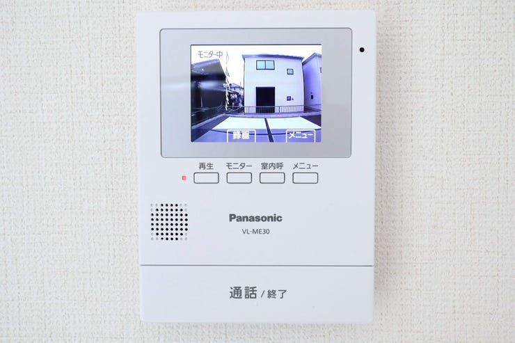 ○カラーモニター付インターホン○ 同仕様
不在時の訪問は自動で録画されます。
訪問者の顔が確認できるのでお子様の留守番にも安心です♪