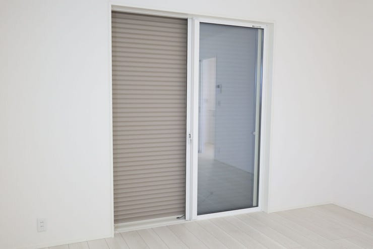 ○シャッター雨戸○ 同仕様
開閉に力が要らないシャッターを採用しています♪
外出時や旅行時の防犯、台風など雨風の強い日にも安心ですね♪