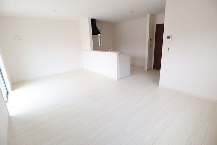 ◇リビング◇ 同仕様
南と東に開口部のあるリビングは日当たり良好です♪
一家団欒の時間が増えそうですね♪