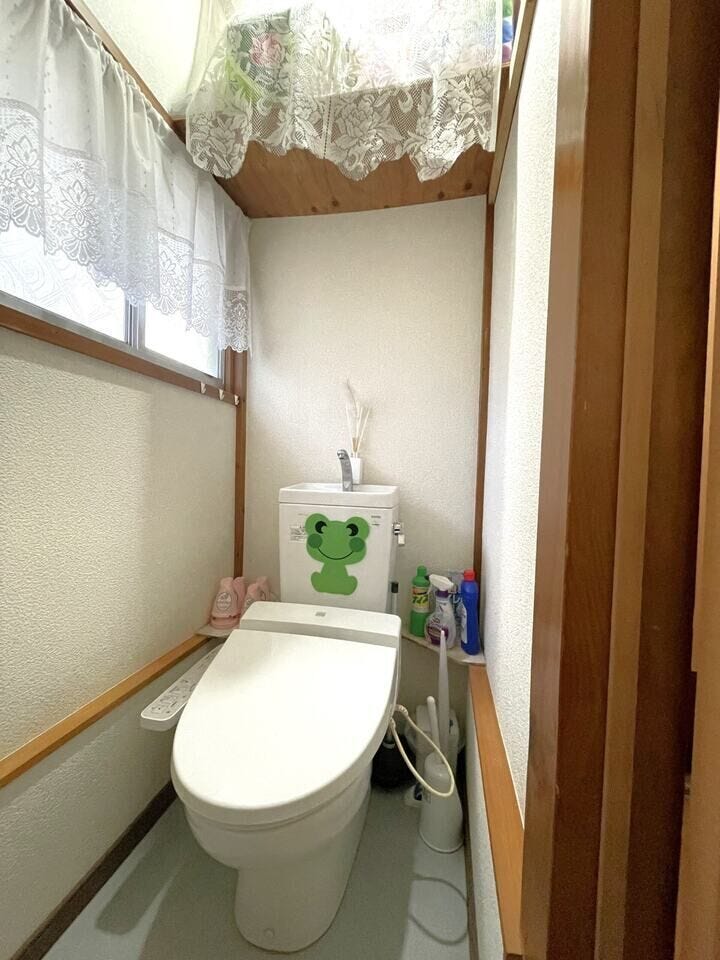 ◇窓付のトイレで外の明るい日差しを取り込めるだけでなく、素早く空気の入れ替えができて便利♪