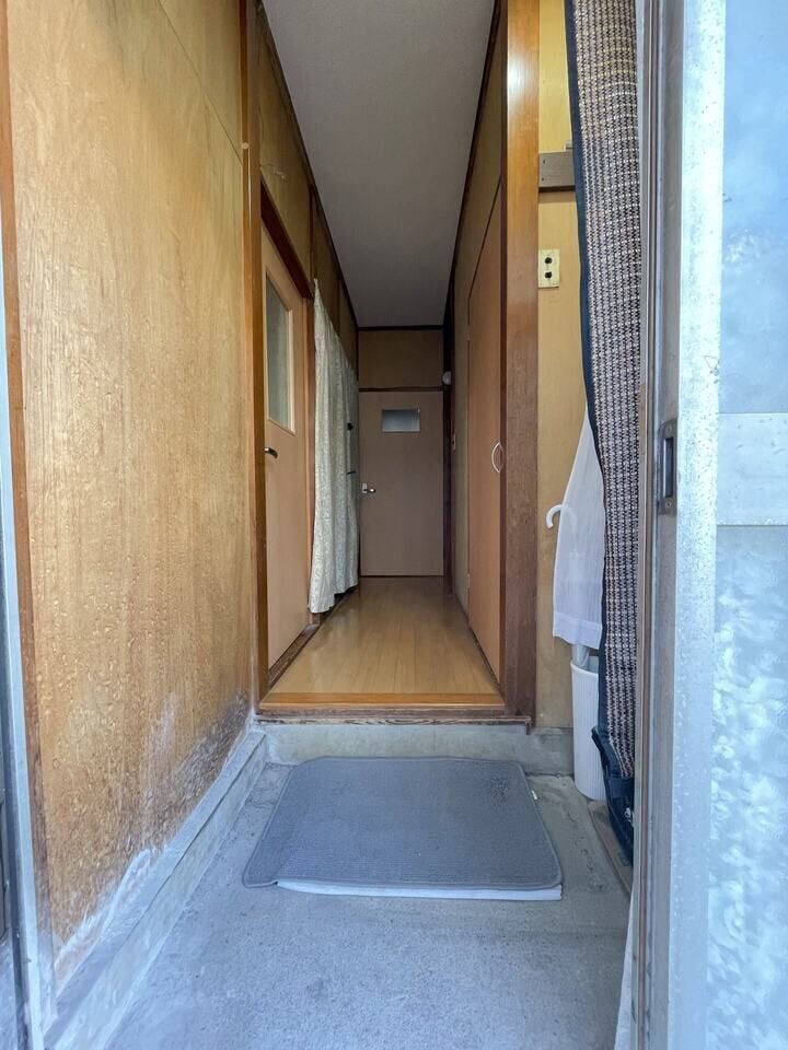 ◇棚付きの玄関スペース~廊下
玄関あがってすぐの廊下部分にも物入がございます。