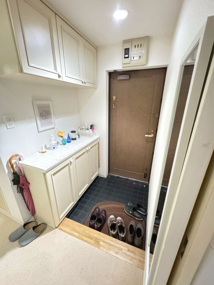 ≪玄関≫
セパレートタイプの玄関収納で、圧迫感が少なく収納力もあります。