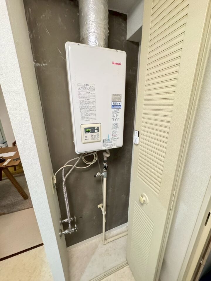 ≪給湯ボイラー≫
都市ガス給湯ボイラーで経済的。扉付きで目隠しをすることができます。