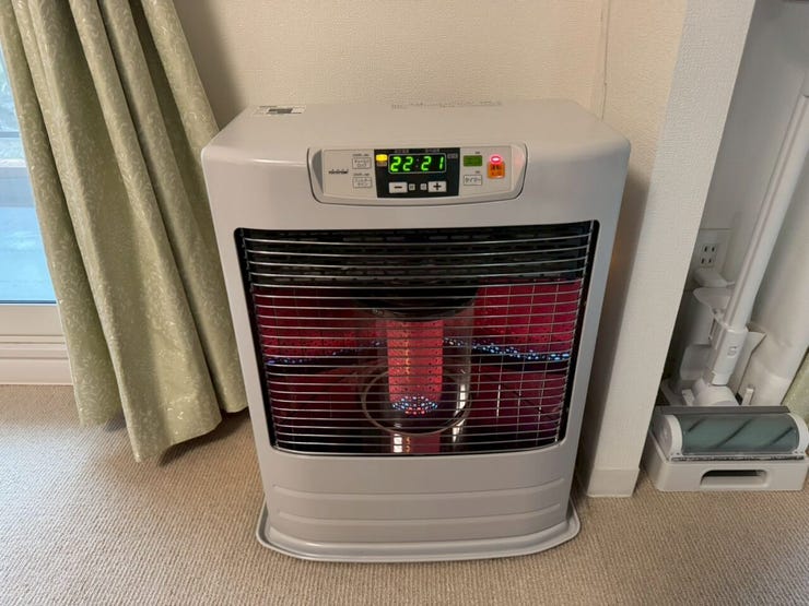 ≪ストーブ≫
燃焼ガスがお部屋の空気を汚さないストーブです。石油燃焼機器の利点を生かしお部屋をすばやく温めます。