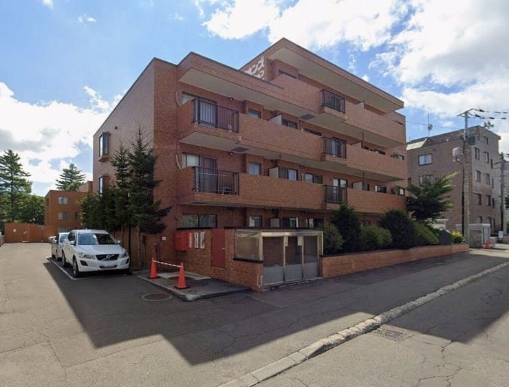 【外観】
≪外観≫
地下鉄駅から徒歩10分、近隣の商業施設も充実した立地です。
ご質問、内覧ご希望等があれば、お気軽にお問い合わせください! ■TEL:011-398-4025■