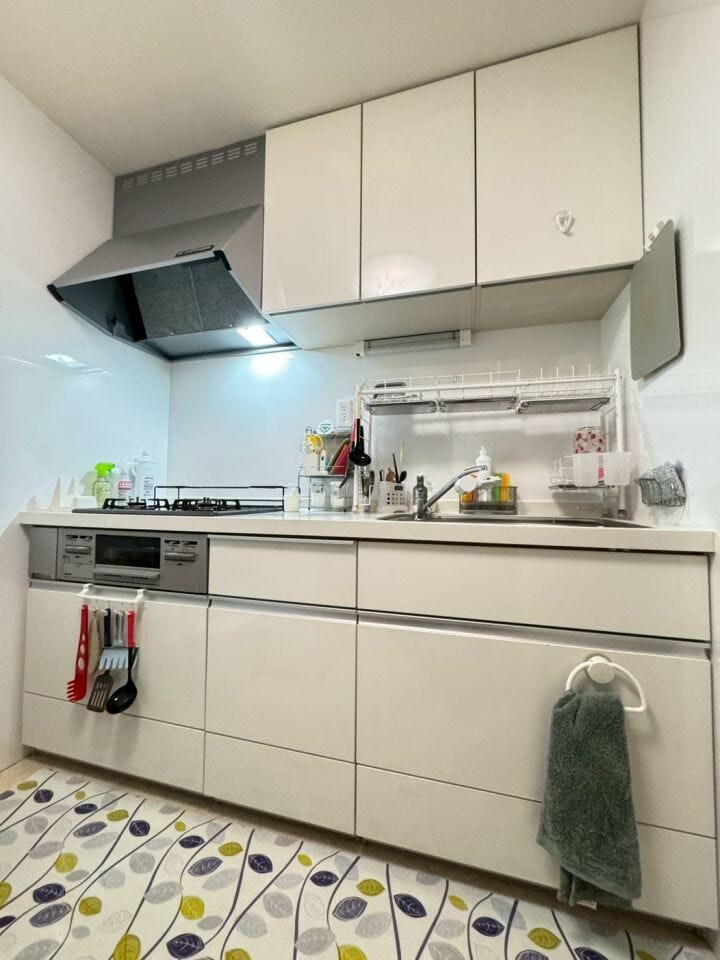 ≪キッチン≫
白を基調とした明るいキッチン。独立型キッチンで、人目を気にせずに調理に集中できます。