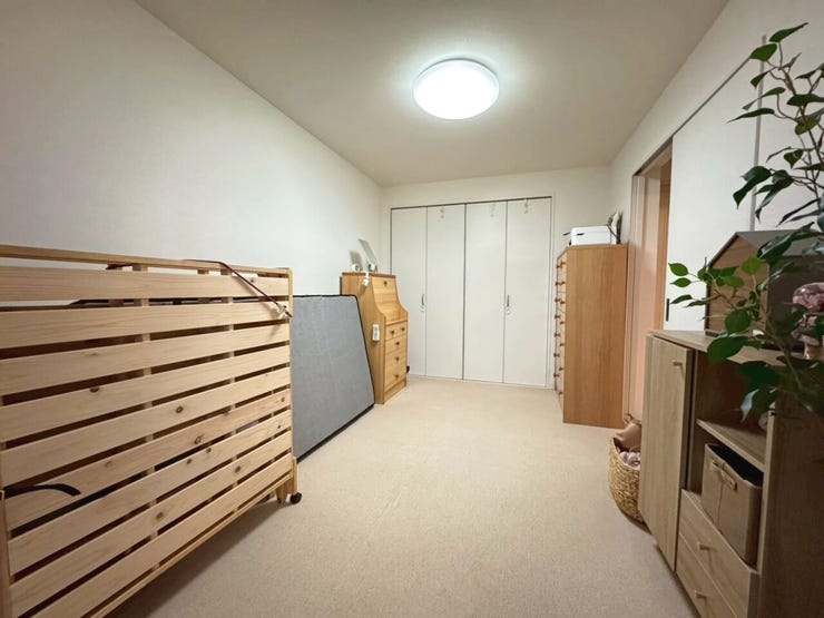 ≪洋室1≫
約5.4帖の洋室。衣裳部屋やリビングの延長などとしてご使用可能です。