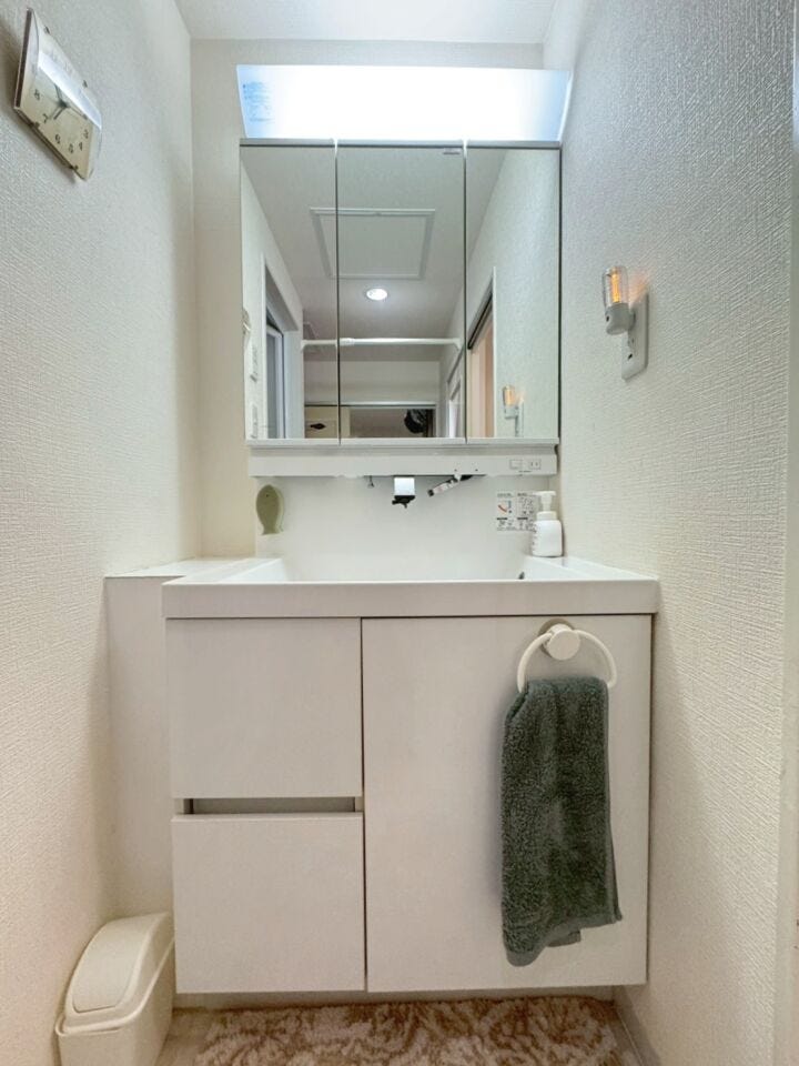 ≪洗面室≫
キッチンと同様、白を基調としており清潔感のある洗面台。三面鏡で身支度に便利。背面収納ですっきり見せる事ができます。
