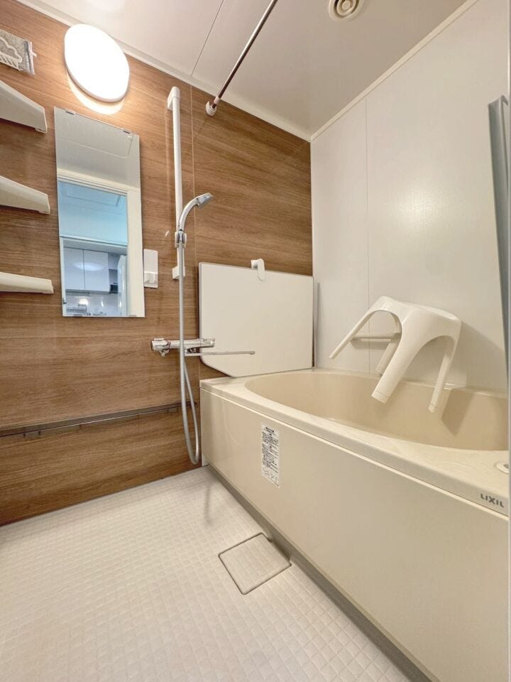 ≪浴室≫
木目調のアクセントパネルで温かみがあり、ゆったりと寛げる浴室です。