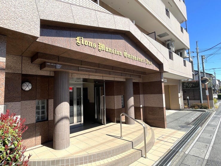 ◇一戸建てと中層マンションなどが混在する静かな住宅街に立地