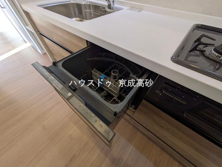 家事の時短に効果大の食洗器付き。高温でパワフルに洗い、温風乾燥します。手洗いよりも節水・節約が可能です。一度使うと手放せないですよ!