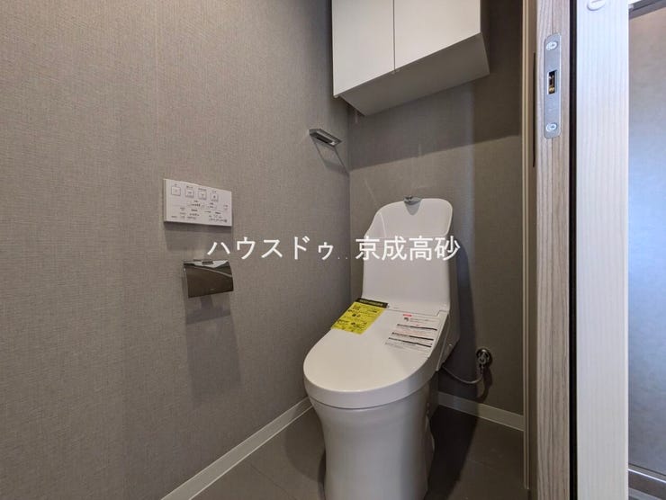お掃除しやすい素材と機能にこだわったトイレはいつまでもキレイが続きます。少ない水量で洗浄できる、環境にもお財布にもやさしいエコなトイレです。