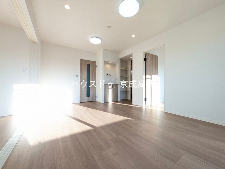 【外観】
家具を置いても十分なスペースのある広々リビングでゆったりお過ごしください。明るいリビングは家族の笑顔の源です。家族との時間をゆったりと過ごせる空間になっています。