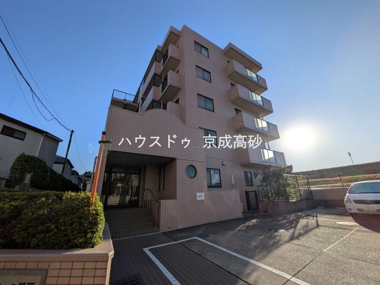 爽やかな青空の下に贅沢なほどに降り注ぐ陽光、豊かな居住性と、クオリティ。住まうことの喜びを感じさせてくれます。