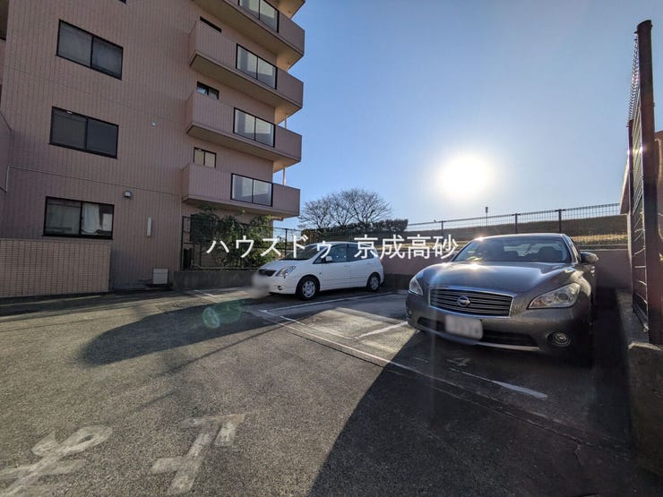 敷地内にある駐車スペースです。空き状況は、お気軽にお問合せください。