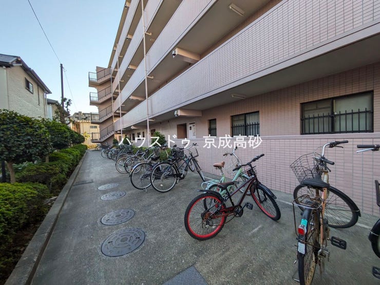 きちんと整備された駐輪場。住む方の心遣いが感じられます。