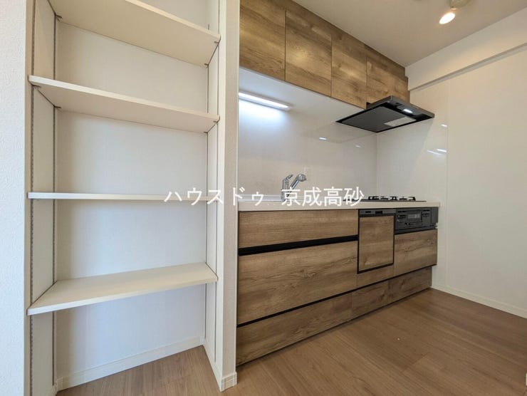 壁付け式で収納スペースを確保でき、作業スペースが広く、複数人でお料理が楽しめますね。