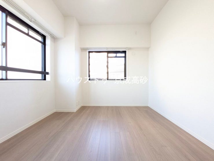 寝室は2面採光でとっても明るいお部屋です。お日様の光がサンサンと入るお部屋は気持ちがいいですね!