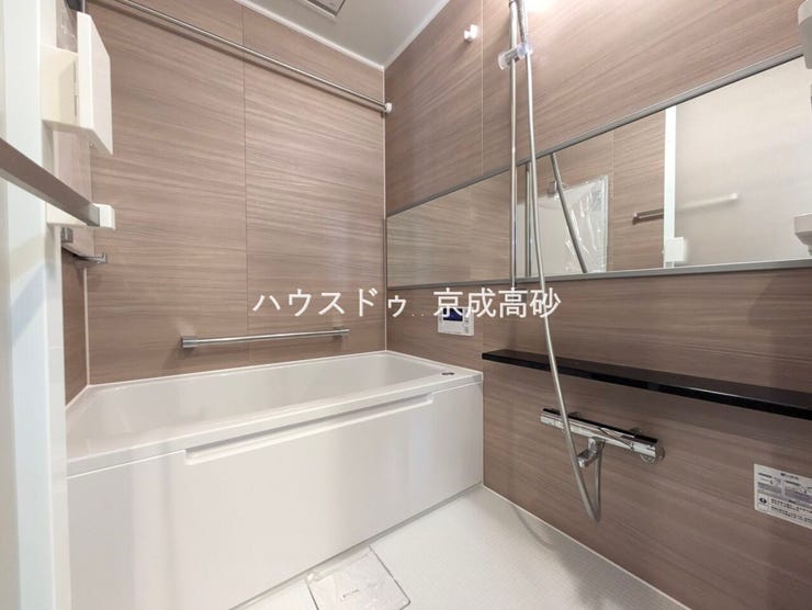 広い浴槽で足を伸ばせば1日の疲れも癒されます。落ち着いた雰囲気で、毎日のバスタイムが楽しみになりそうです。