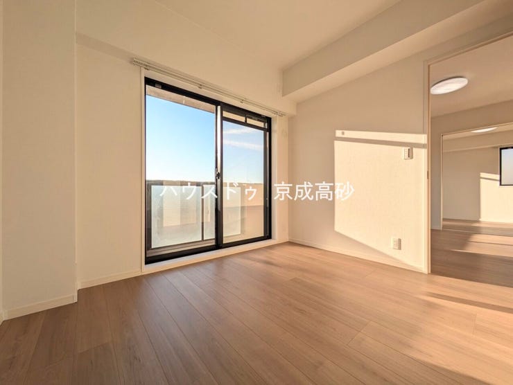 お子様の成長と共に「住まい方」も変化していきます。居室にはクローゼットを完備し、自由度の高い家具の配置が叶うシンプルな空間です。