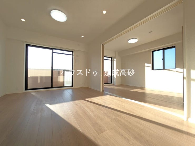 リビングに繋がる洋室です。家事の合間にホッと一息つける癒しの空間になるのではないでしょうか♪
また、客間としても、子供部屋としてもお使いいただけます♪