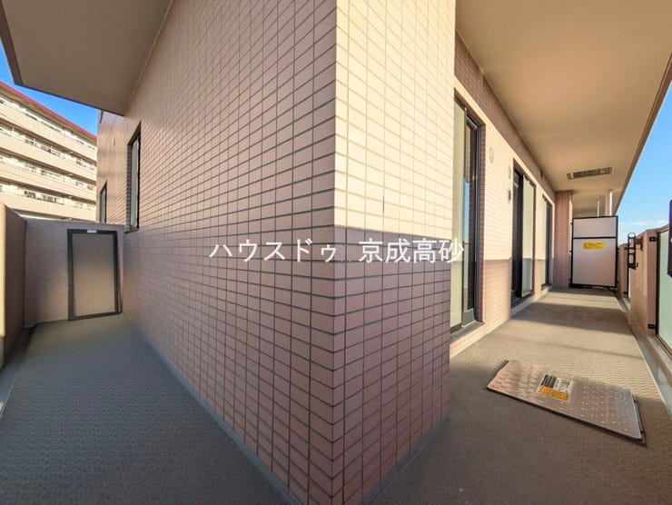 広々としたスペースがあり、たくさんの洗濯物を干すことができます!
日当たりが良く暖かいですよ~!