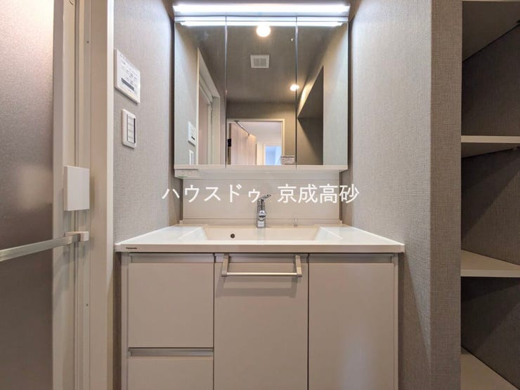 十分な大きさの洗面台は収納もさる事ながら、身だしなみチェックや歯磨きなど、朝の慌ただしい時間でもゆとりあるスペースで余裕を感じていただけます。