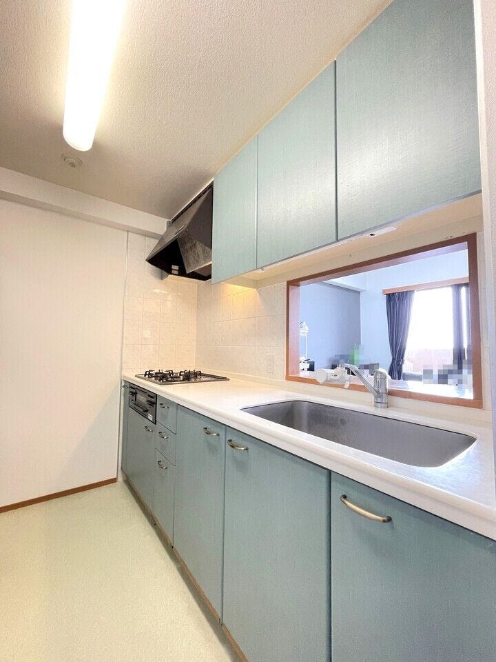 ◇キッチンはカウンター付システムキッチン
家族との会話を楽しみながら料理ができそうです♪