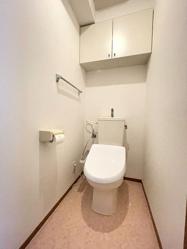 ◇手洗い場付きのトイレ
収納もあるので整理整頓しやすくなっています♪