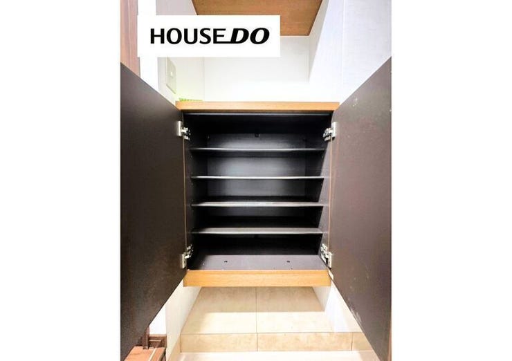 玄関に設置されているシューズボックスは上段と下段に分かれていてたくさんの靴を収納することが可能です。