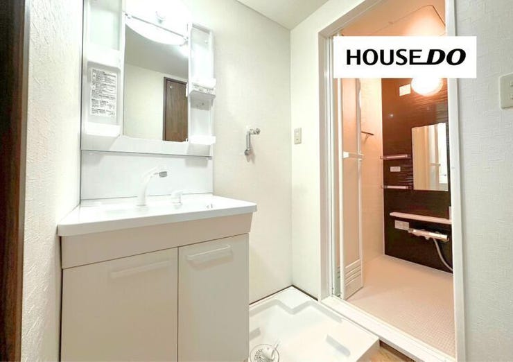 洗面スペースは白で統一された清潔感のある空間です。