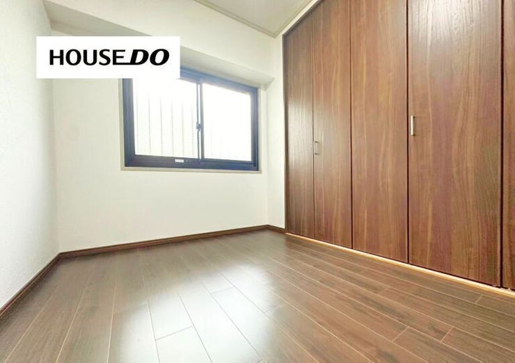 フローリングもクローゼットもオシャレな木目です♪