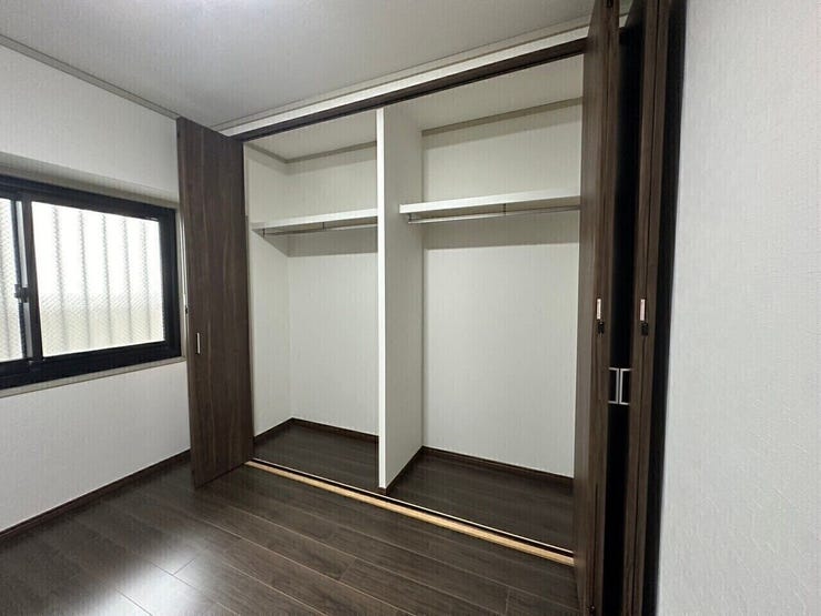 クローゼットはパイプ付きで洋服など沢山入るようになっています♪