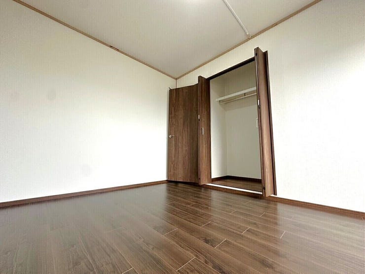 ハンガーパイプと枕棚付きのクローゼットが有ります♪