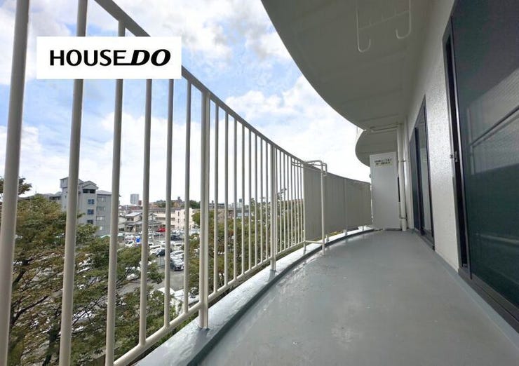 2つの洋室が繋がったバルコニー♪さえぎる建物も無いので日当たりも良く、景観も素敵です♪