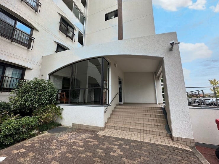 マンション敷地内に駐輪場があります。建物内のため雨風にさらされることなく保管いただけます。