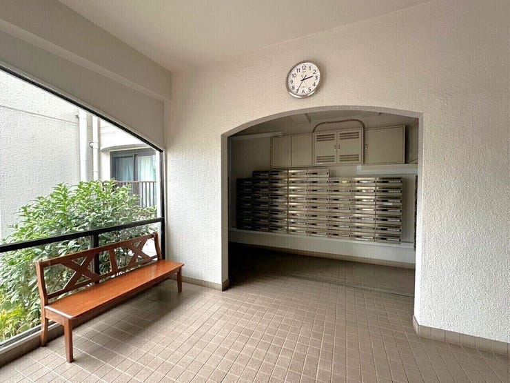 住民の帰りを温かく迎え入れるエントランスです。長椅子の設置もあるのでちょっとした休憩や待ち合わせなどにお使いいただけます!