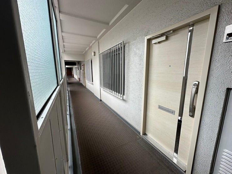 廊下に低い手摺が無いので小さいお子様が居る方も安心ですね♪