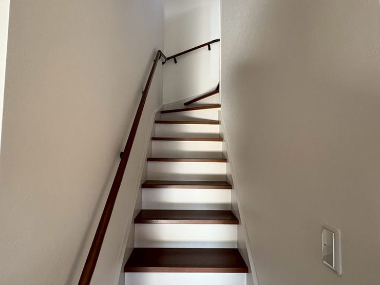 【現況販売】階段です。手すりがついているので安心ですね。