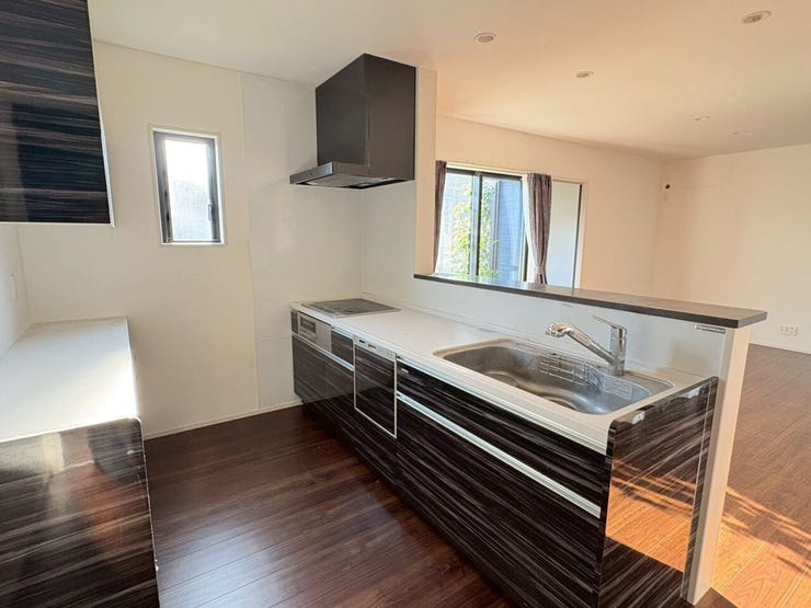 【現況販売】キッチンです。対面式のキッチンなので家族を見守りながらお料理できますね。