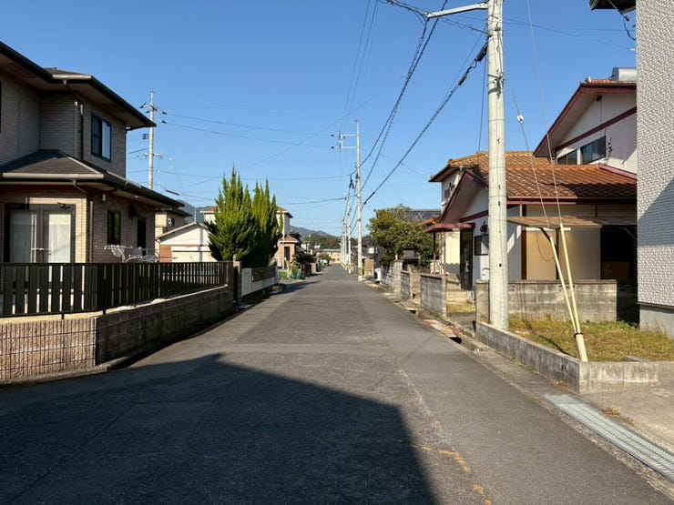 整備された前面道路! 見通しが良く、車の出し入れもスムーズで安心です。
