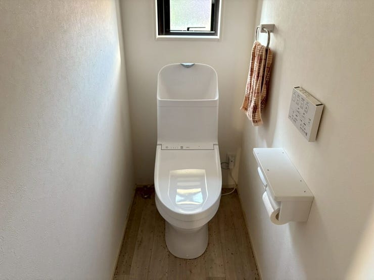 【現況販売】トイレです。壁付けのリモコンでウォシュレットなどの各種機能を操作できます。
