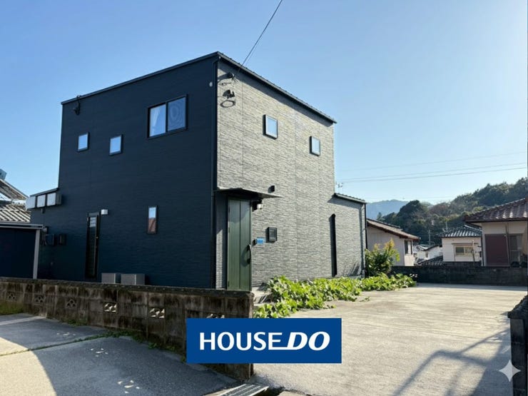 【外観】
青空に映えるモダンな外観が魅力! 新しい生活を始めるのにぴったりな一戸建て