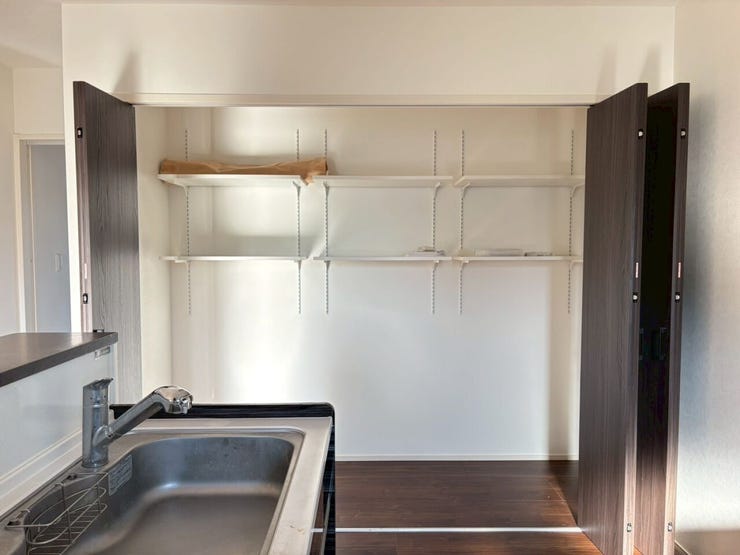 【現況販売】キッチン横収納の内部です。可動棚が設置されているため、置くものを選びません。パントリーのような使い方もいいですね。