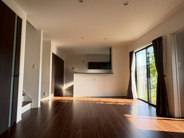 【現況販売】リビングです。南側から日の光の入る明るい空間です。