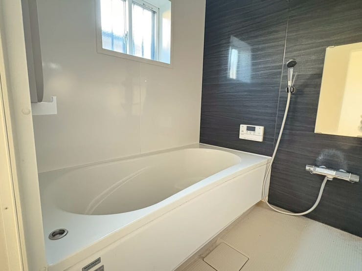 ゆとりのある広々としたバスルーム! 毎日の疲れを癒やしてくれます。【現況販売】浴室です。日の光の入る窓もついていますが、暖房乾燥機も設置されているため湿気やカビ対策にもなりますね。