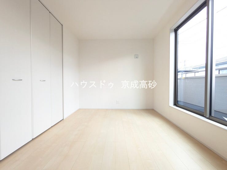 リビングで楽しく過ごした後はゆっくりくつろぐ時間を満喫できます。過ぎ行く時間をゆったりと感じることができる落ちついたプライベートルーム。静かな環境でリラックスタイムを愉しんで。