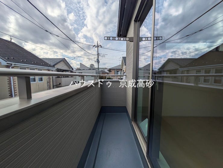 暖かい陽ざしが差込むバルコニー。晴れた日には洗濯物が良く乾きます。風通しも良好です。