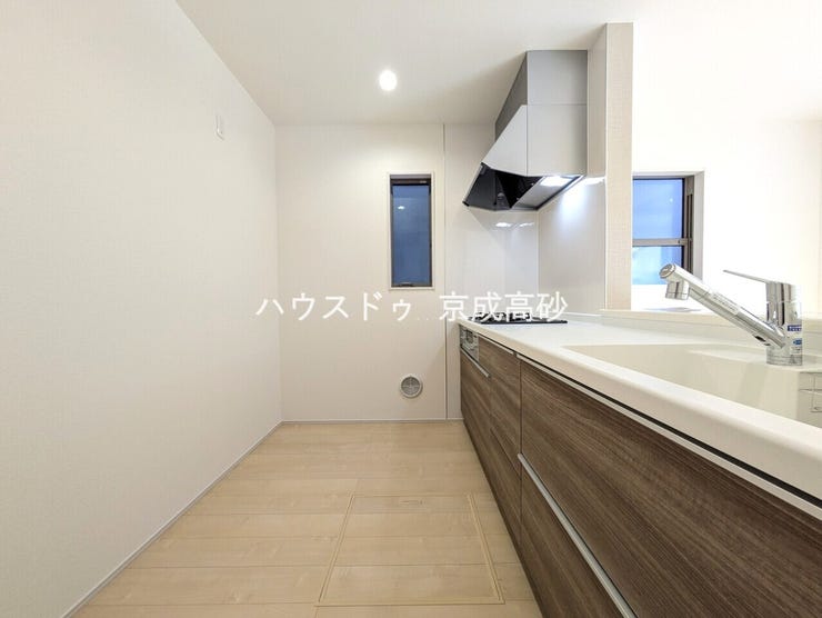 人気の対面式キッチンです!お子様から目を離さずにお料理ができることが最大の利点。お料理中も家族とのコミュニケーションは大切にしたいものですよね♪