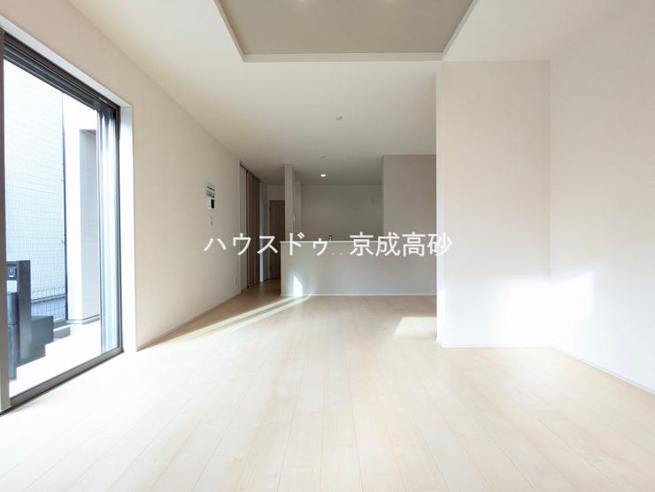 明るく開放的な空間が広がるリビングダイニング。室内には豊かな陽光が注ぎ込み、爽やかな住空間を演出。ホームパーティーでもゲストと一緒に料理を楽しみながら楽しい時間を過ごせそうですね。